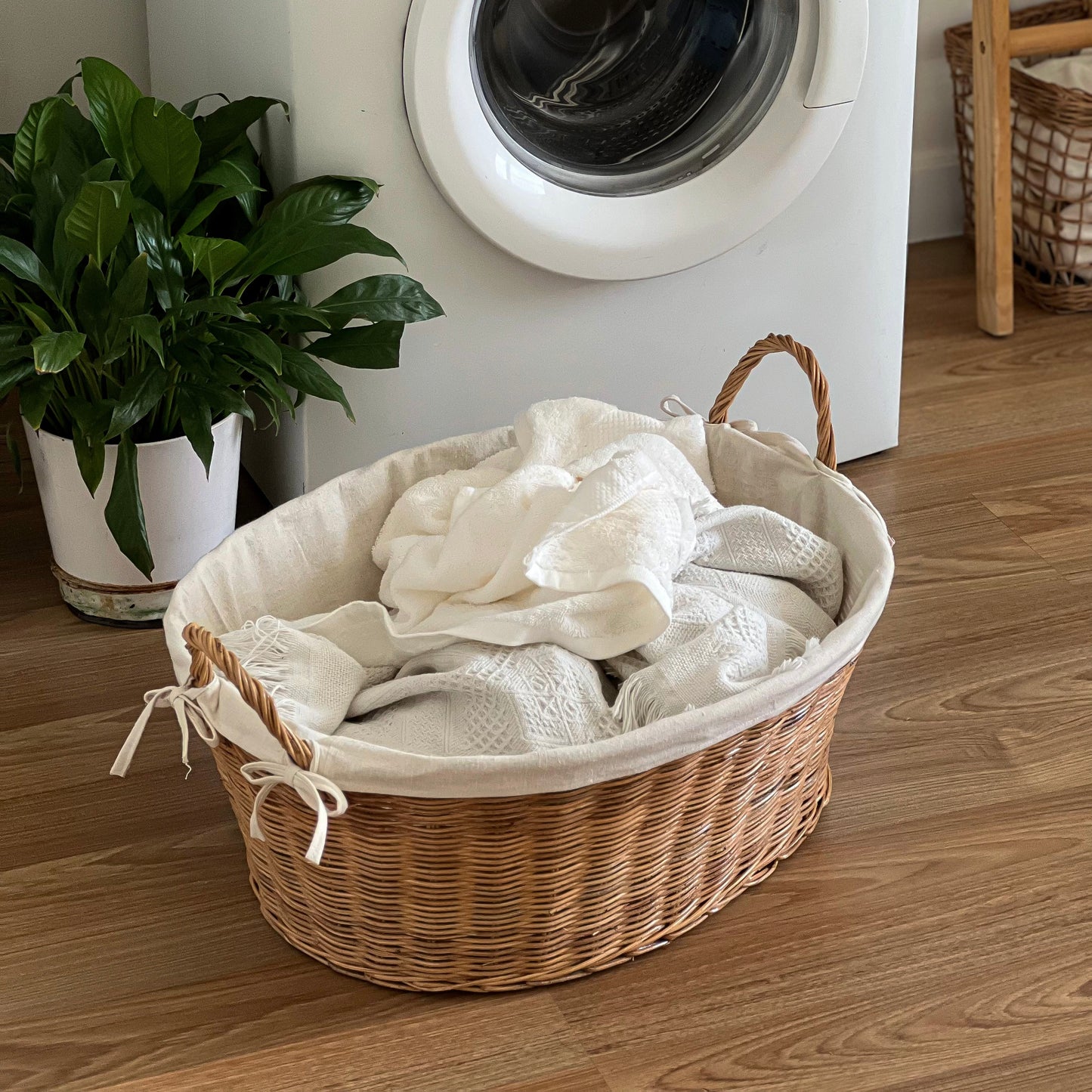 Giỏ đựng quần áo bẩn trong phòng giặt ủi/ phòng tắm