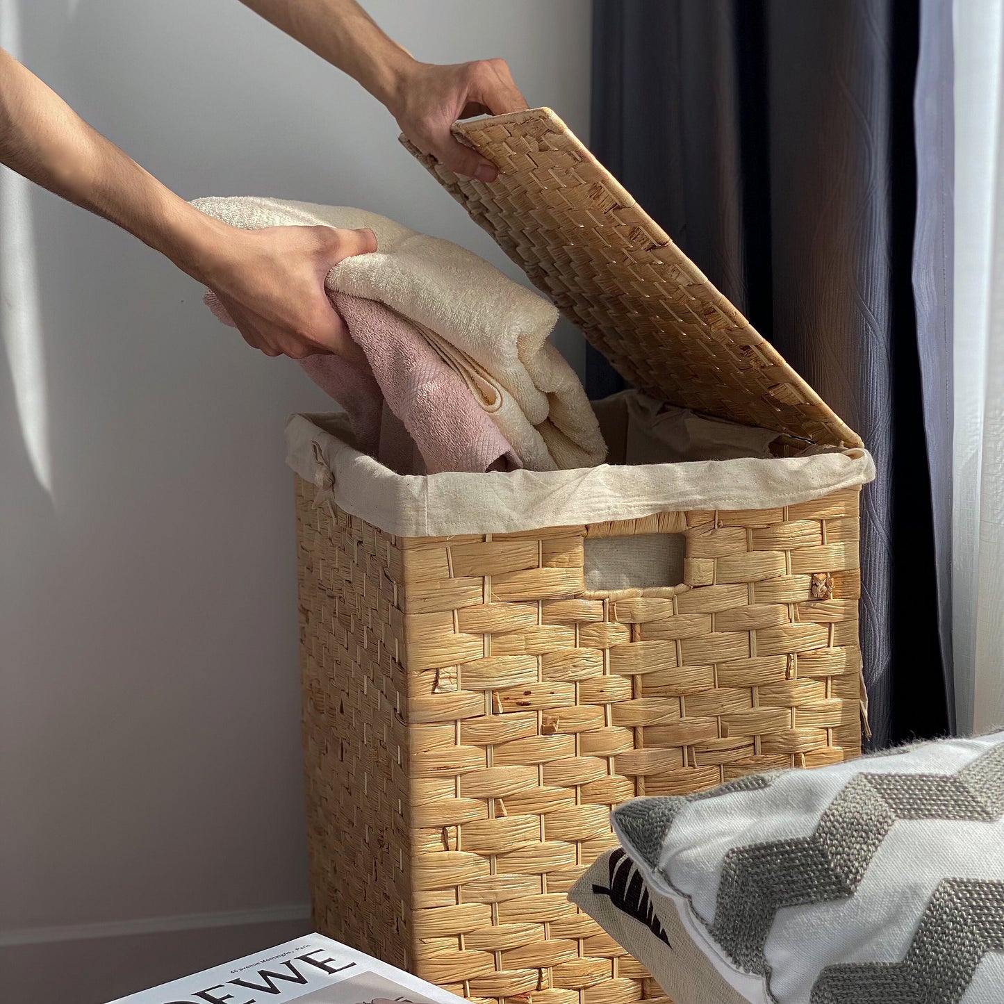 Basket with lid for clothes and pillows
