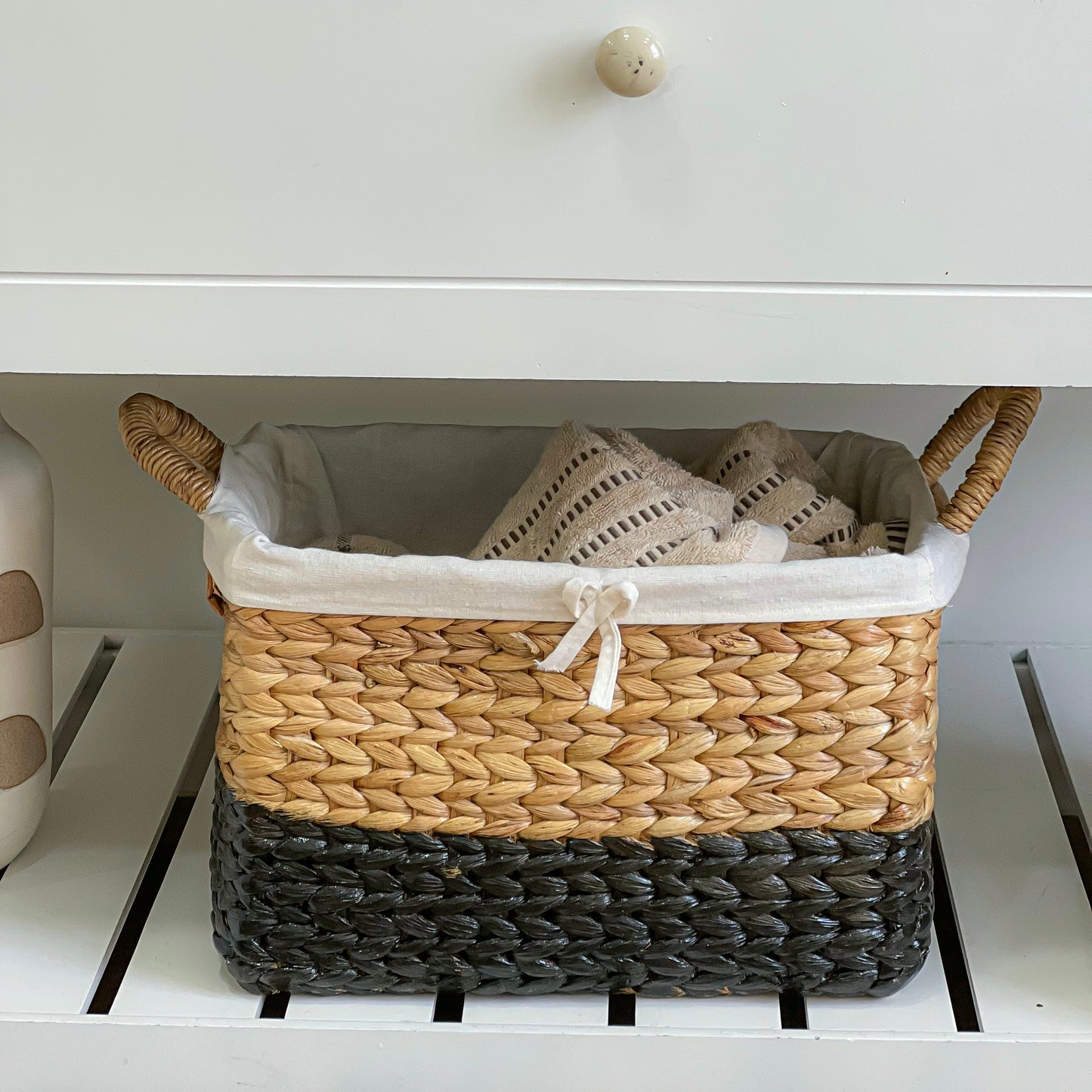 Bath towel basket with handle