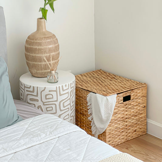 Basket with lid for clothes and pillows